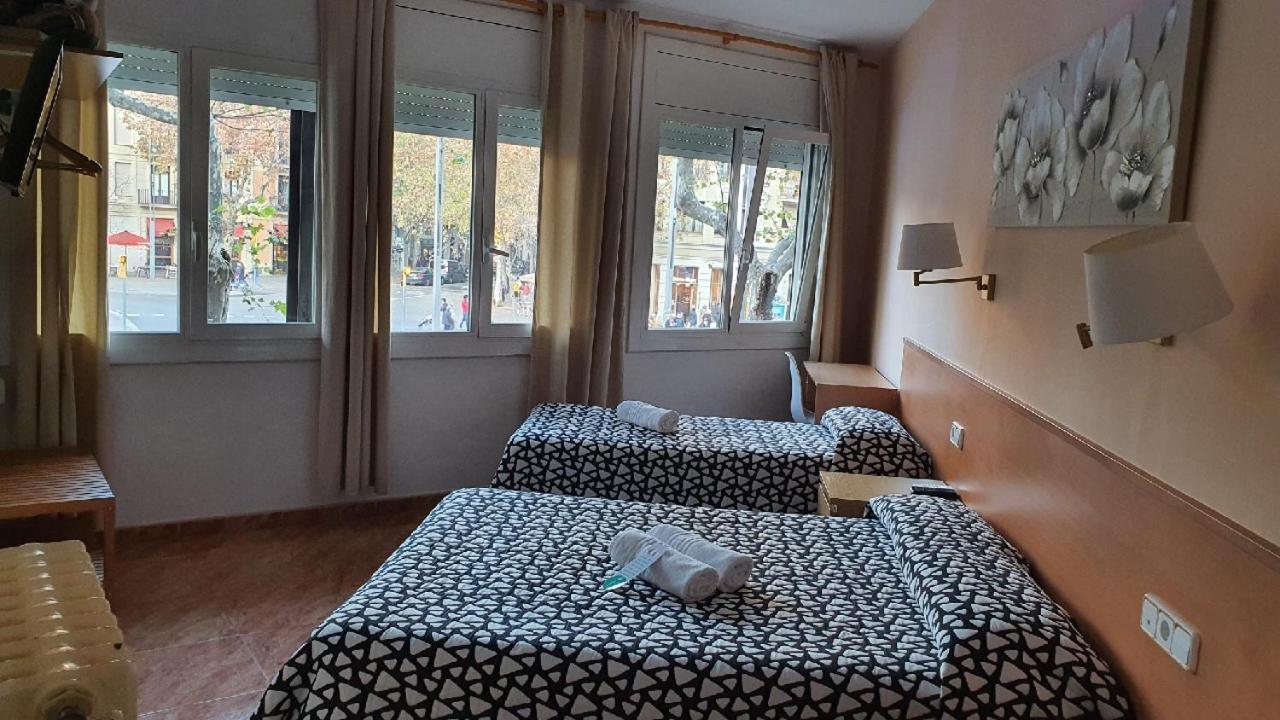 Hostal Rio De Castro Barcelona Bagian luar foto