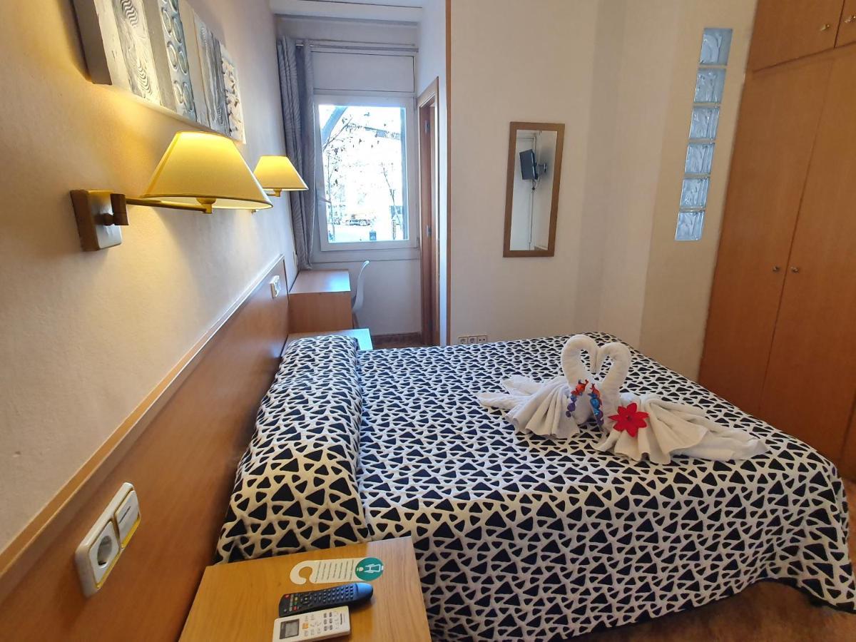 Hostal Rio De Castro Barcelona Bagian luar foto
