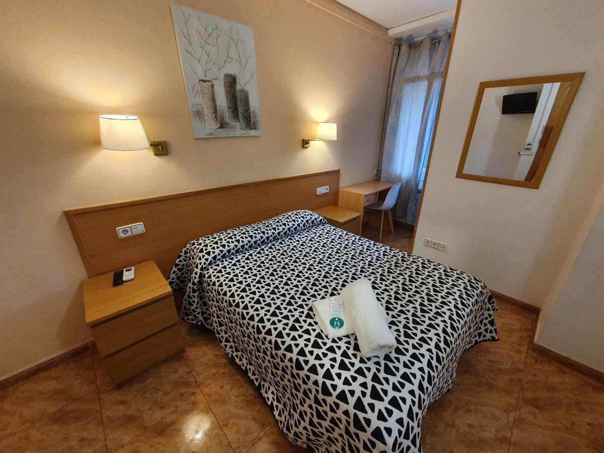 Hostal Rio De Castro Barcelona Bagian luar foto